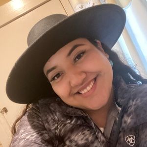 Meet your Posher, Ana